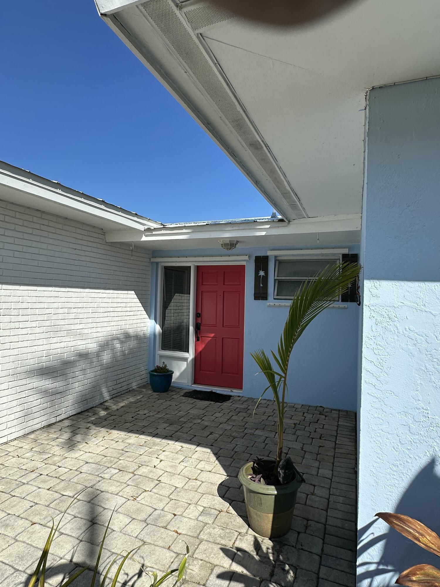 308 2nd Key Key Largo, FL 33037 - Photo 2 of 17 a house view with a backyard space
