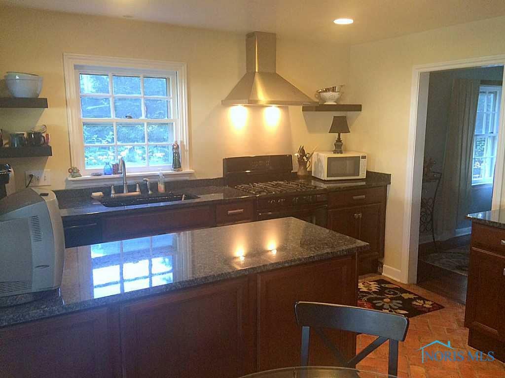 2262 Innisbrook Road Toledo, OH 43606 - Photo 10 of 16 Kitchen.