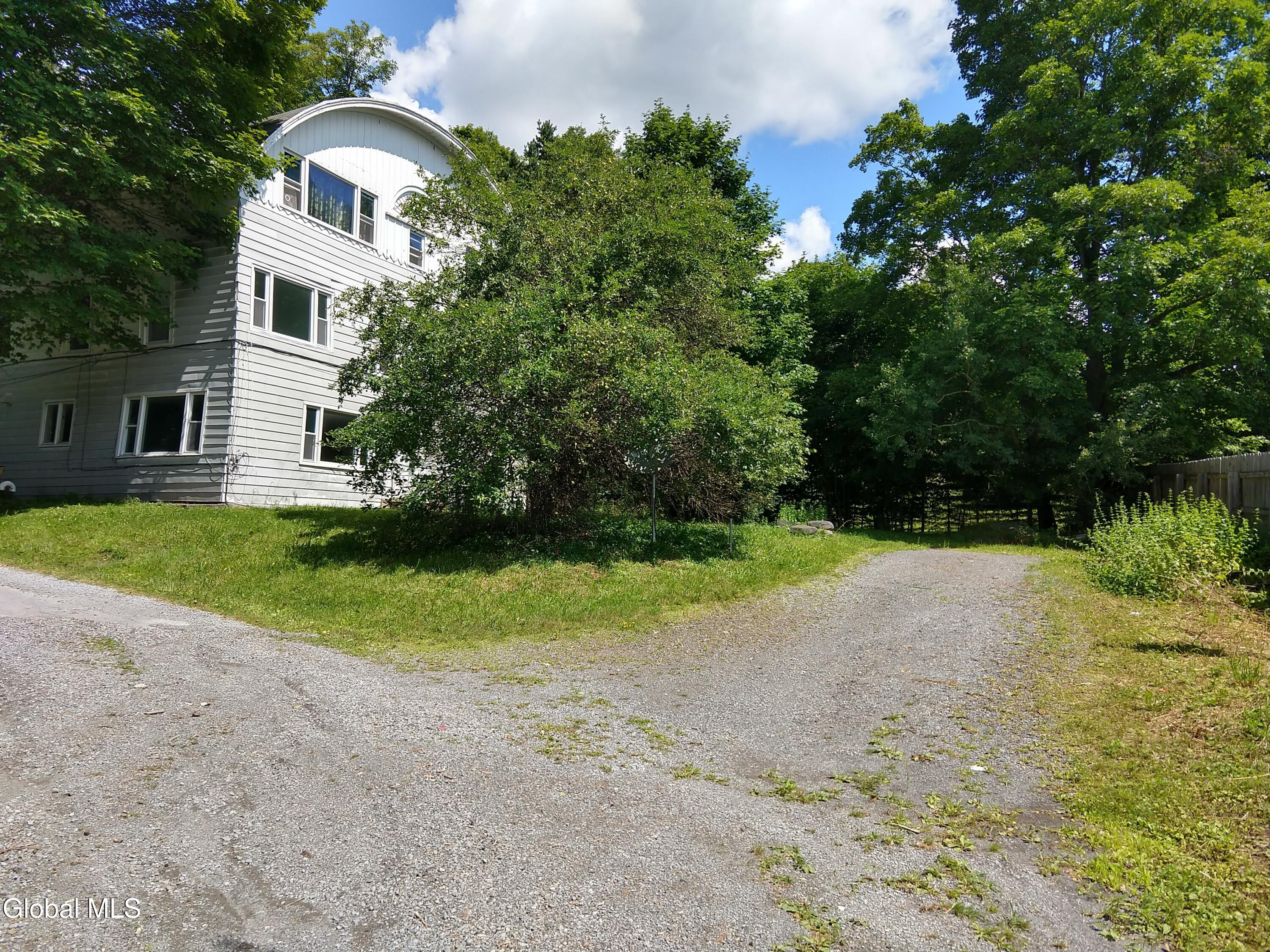 7 Holly Tree Road Stamford, NY 12167 - Photo 3 of 76 Apt #1 Parking, entrance and yard IMG_20