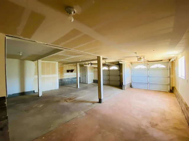 a view of a big room with closet