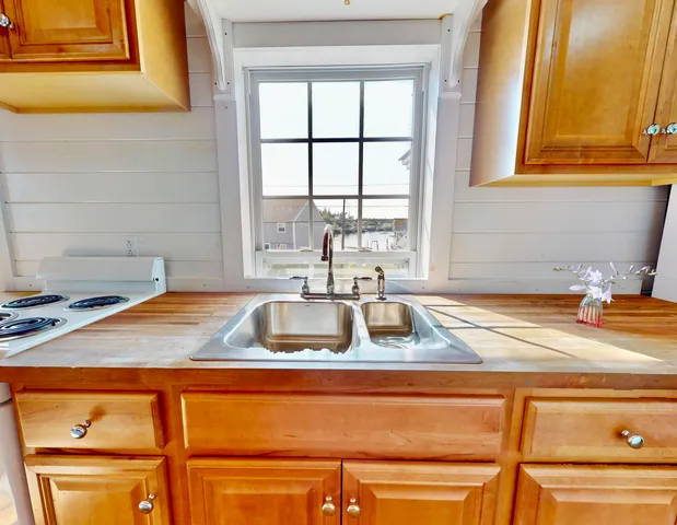 $749,000 | 62 West Main Street, Vinalhaven, ME 04863