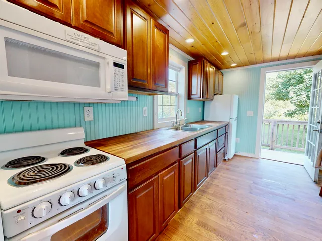 $749,000 | 62 West Main Street, Vinalhaven, ME 04863