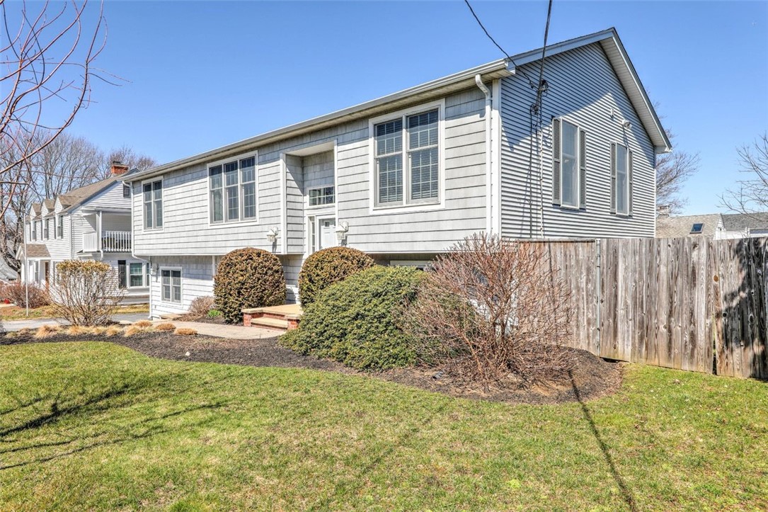 16 Roxbury Road Narragansett, RI 02882 - Photo 4 of 37