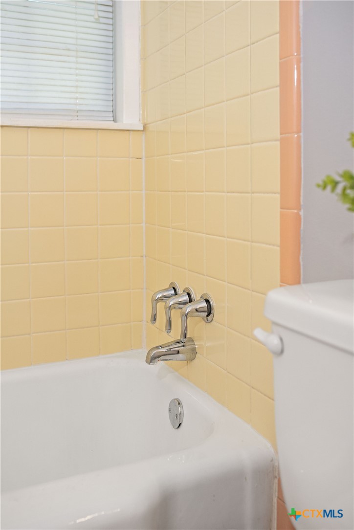 525 Travis Street Port Lavaca, TX 77979 - Photo 16 of 24 a bathroom with a bathtub