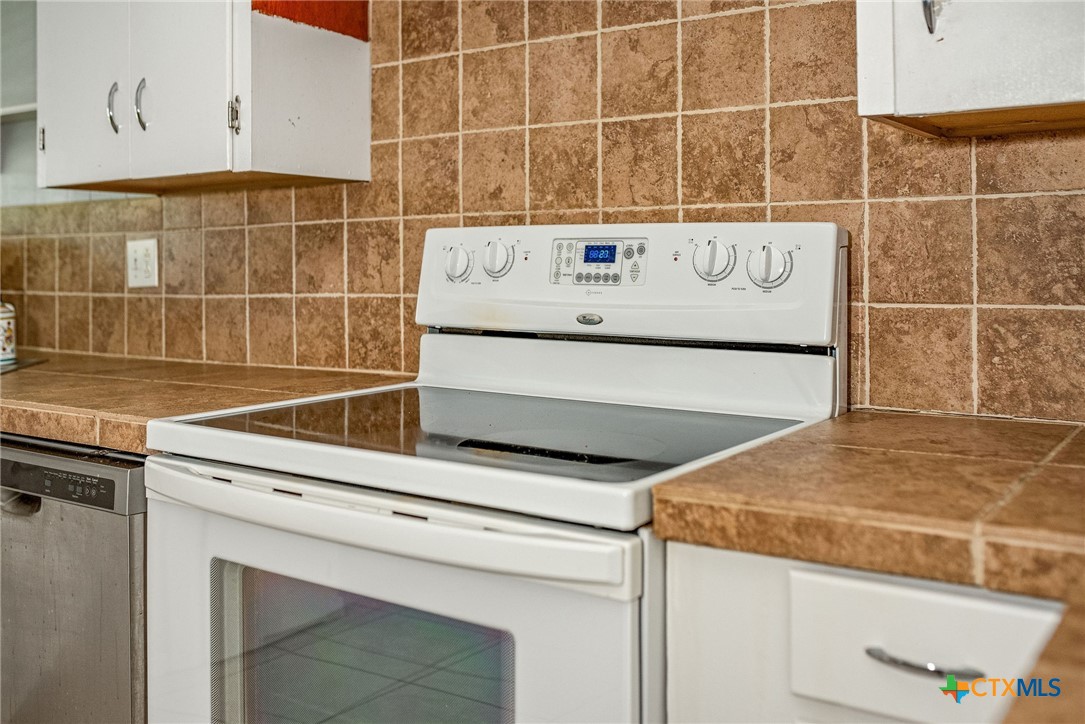 525 Travis Street Port Lavaca, TX 77979 - Photo 9 of 24 a utility room with dryer and washer