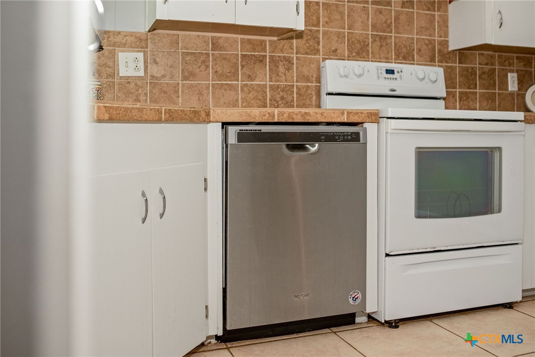 525 Travis Street Port Lavaca, TX 77979 - Photo 10 of 24 a utility room with dryer and washer