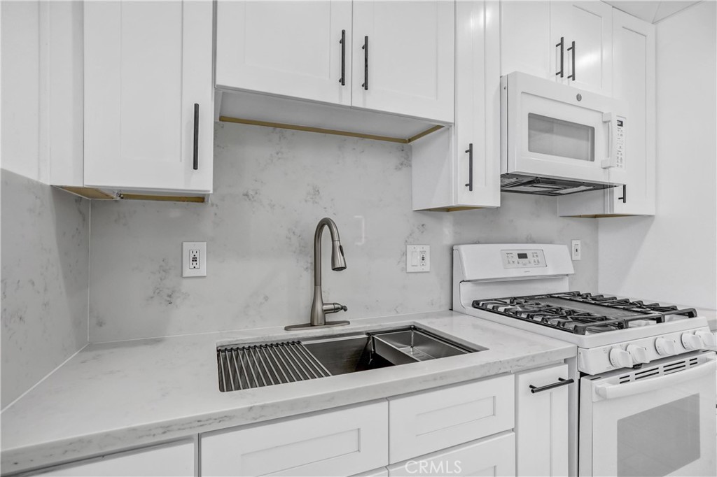 857 South Idyllwild Avenue, Unit 2 Rialto, CA 92376 - Photo 2 of 16 Beautiful Kitchen