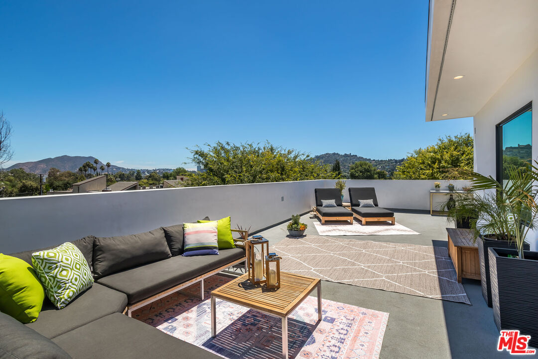 4531 Tujunga Avenue Studio City, CA 91602 - Photo 41 of 49 a terrace view with seating space