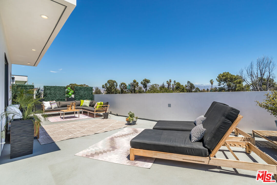 4531 Tujunga Avenue Studio City, CA 91602 - Photo 43 of 49 a view of a patio with a table and chairs