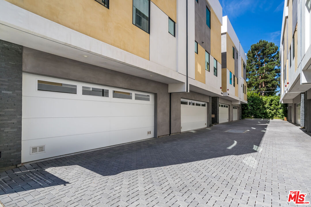 4531 Tujunga Avenue Studio City, CA 91602 - Photo 49 of 49 a view of a street with buildings