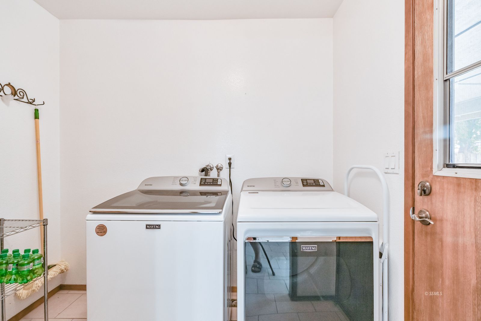 412 Lorene Court Ridgecrest, CA 93555 - Photo 13 of 31 a utility room with dryer and washer