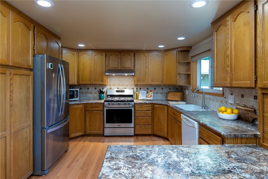 14003 Southeast 142nd Street Renton, WA 98059 - Photo 12 of 37