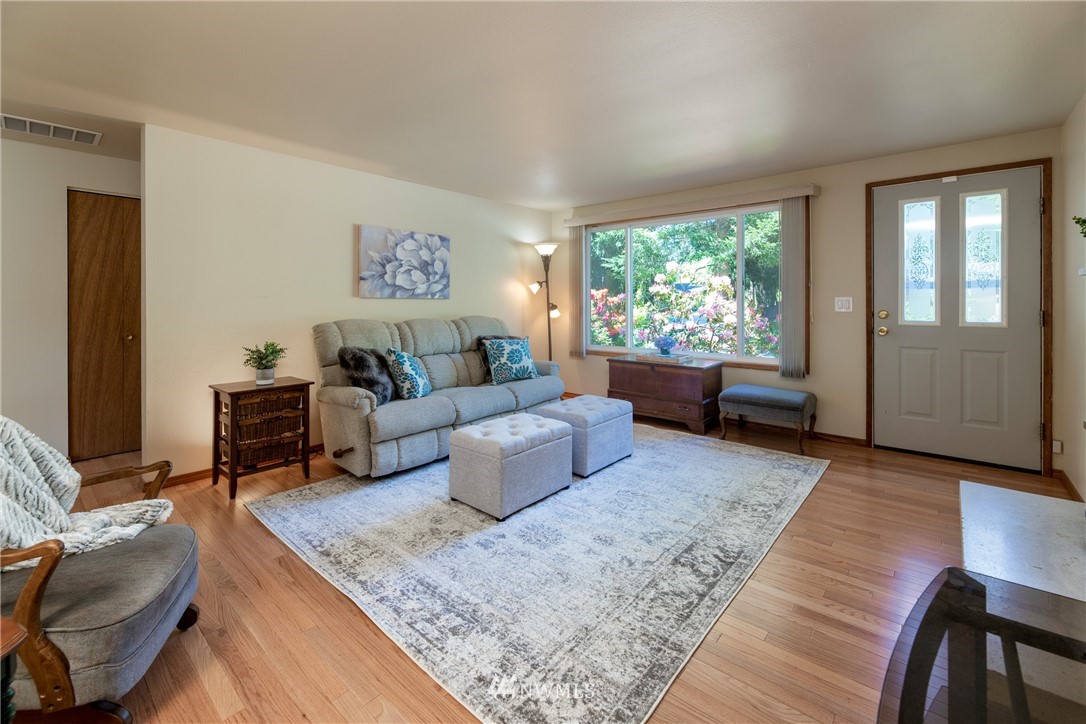 14003 Southeast 142nd Street Renton, WA 98059 - Photo 4 of 37