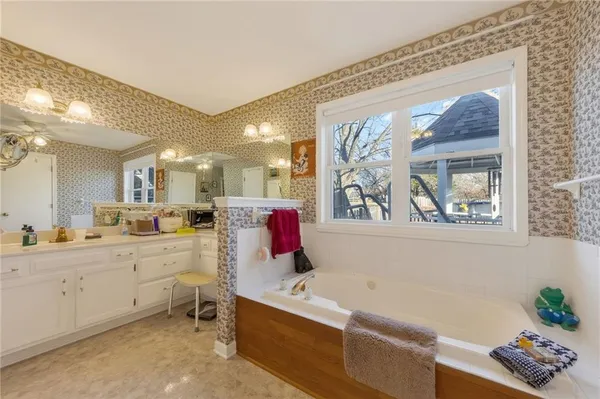 $860,000 | 6513 Southeast Ryan Road, Blue Springs, MO 64014