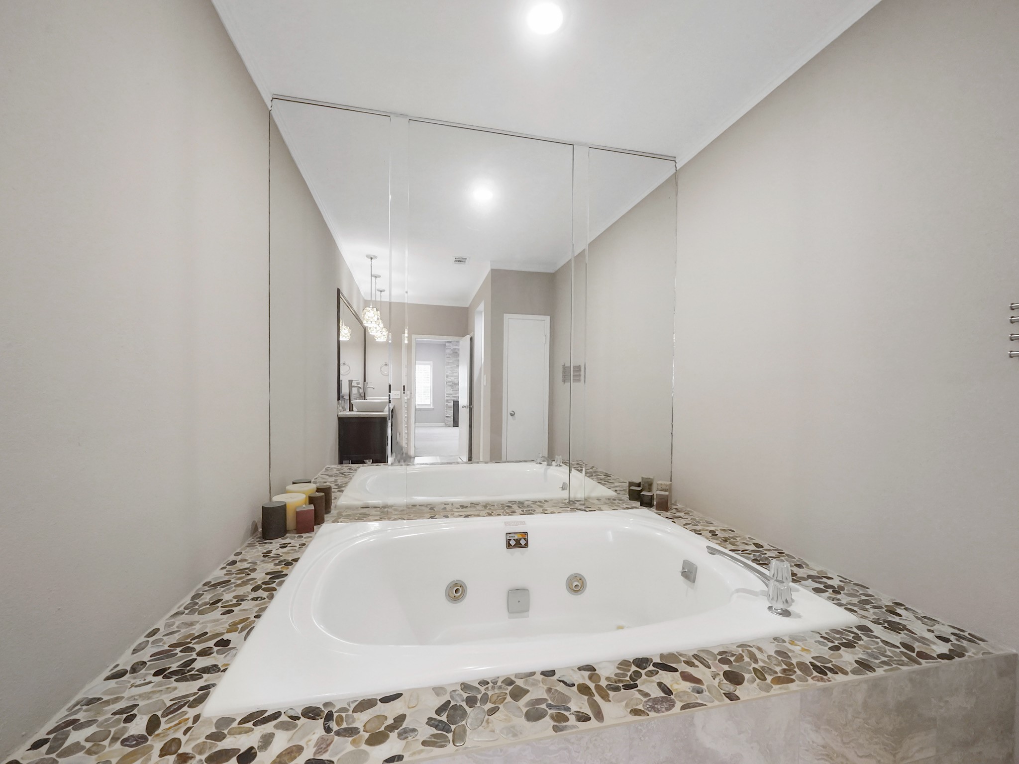 6000 Reims Road, Unit 2205 Houston, TX 77036 - Photo 22 of 35 Enjoy a luxurious soak in the Jacuzzi tub.