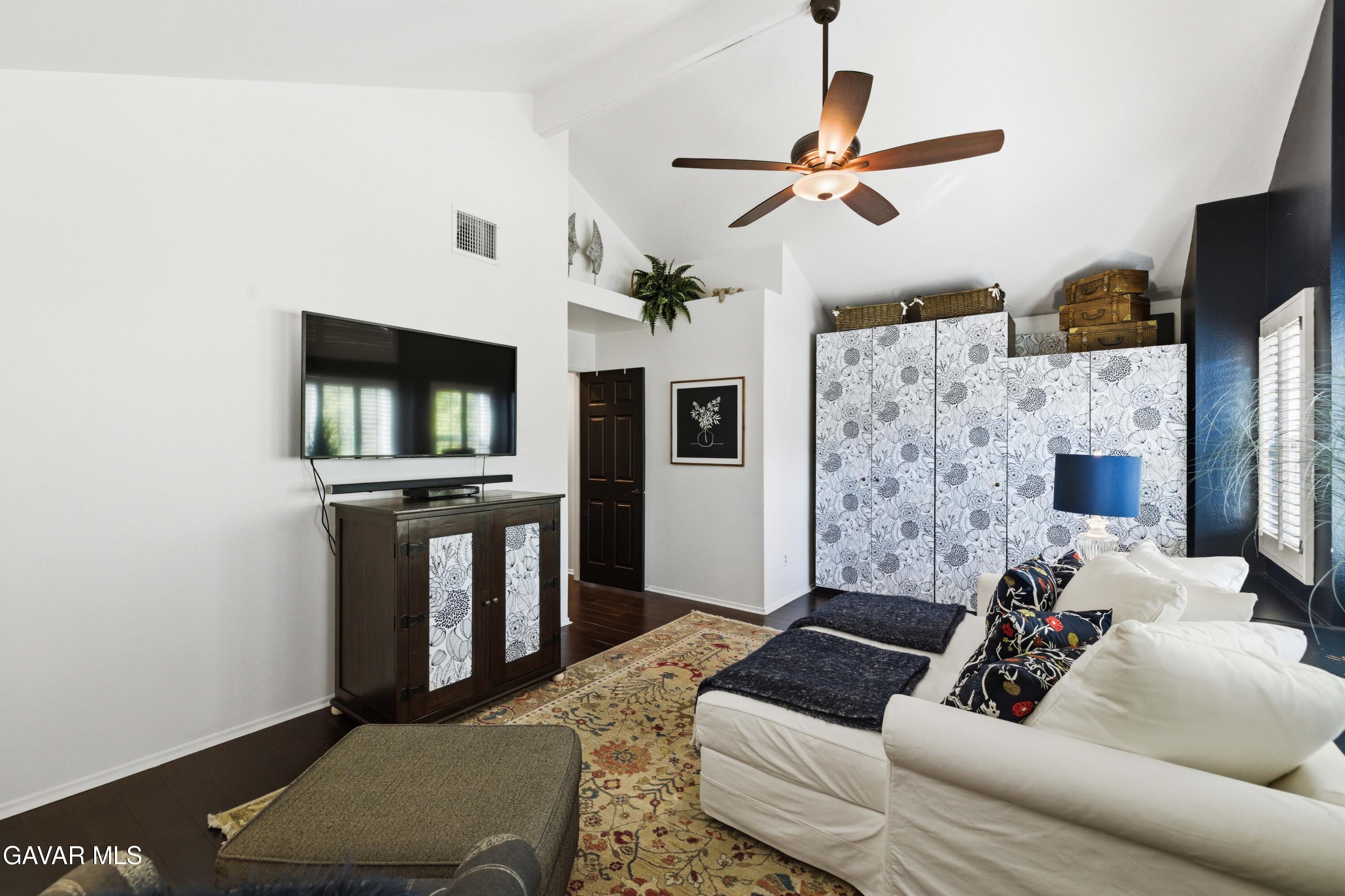 22029 Rodeffer Place Santa Clarita, CA 91350 - Photo 34 of 53 22029 Rodeffer Pl-31