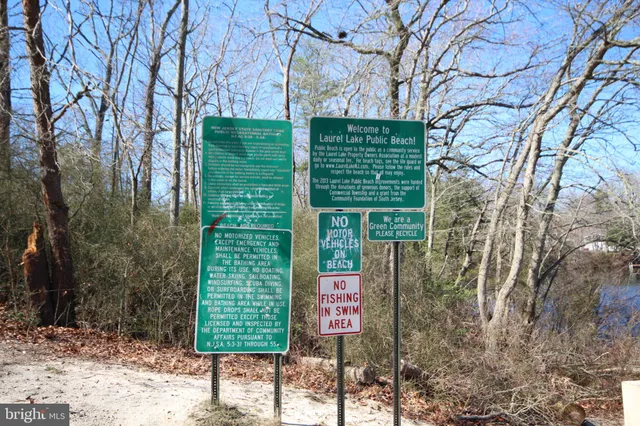 a sign that is on the side of the road