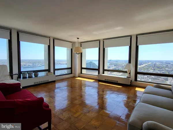 $2,750 | 220 Locust Street, Unit 28DS, Philadelphia, PA 19106