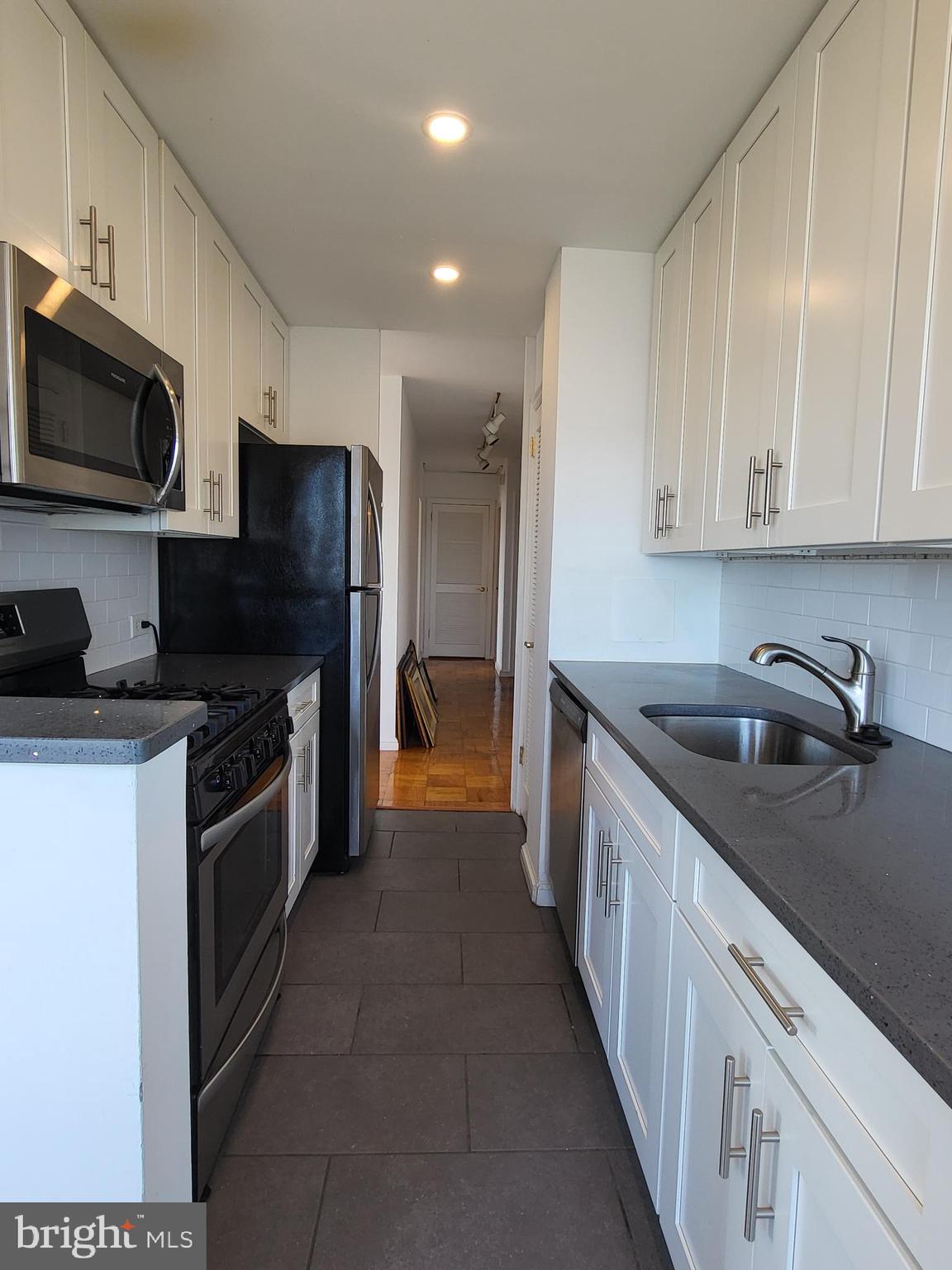 220 Locust Street, Unit 28DS Philadelphia, PA 19106 - Photo 5 of 18