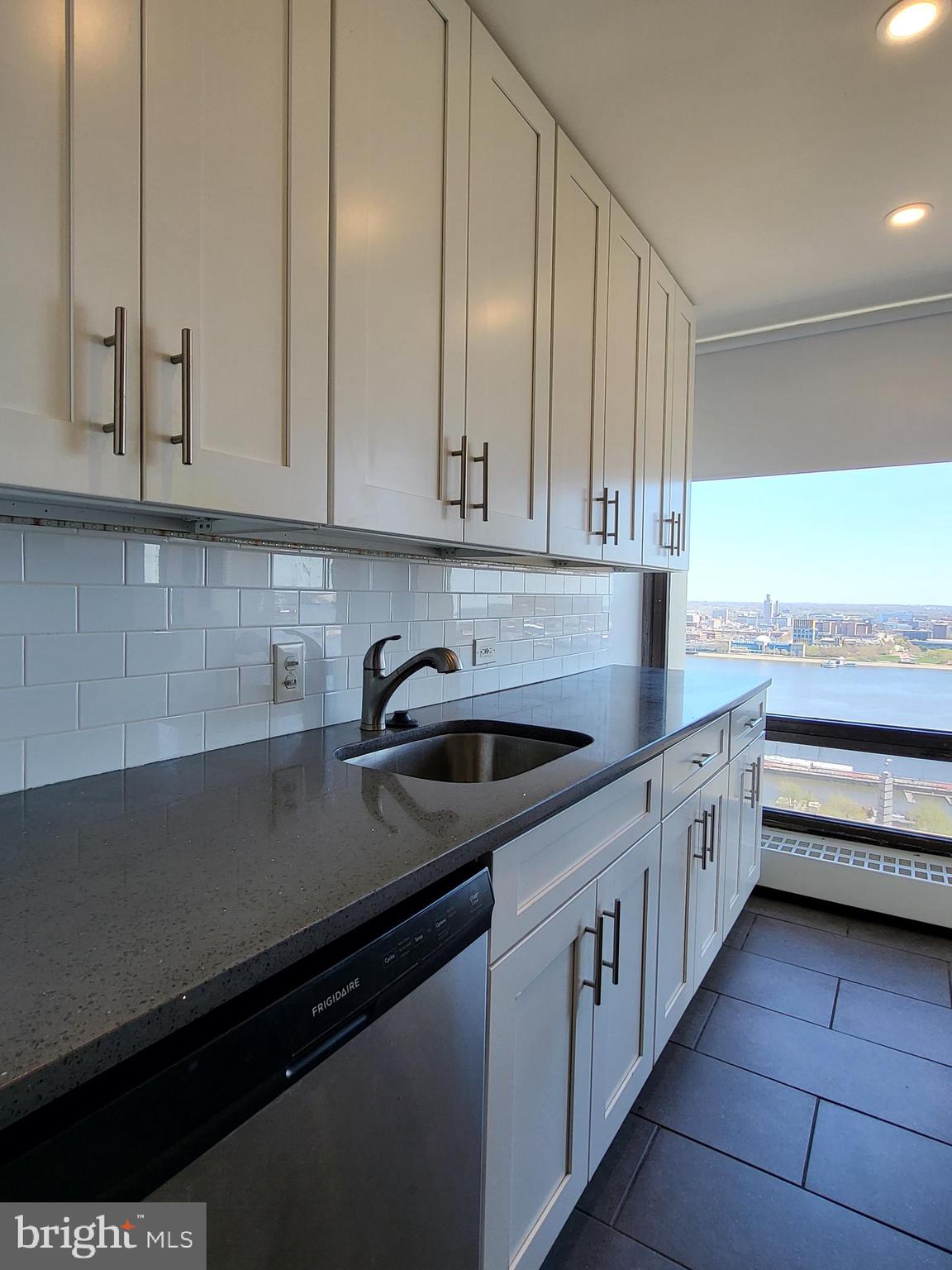 220 Locust Street, Unit 28DS Philadelphia, PA 19106 - Photo 7 of 18