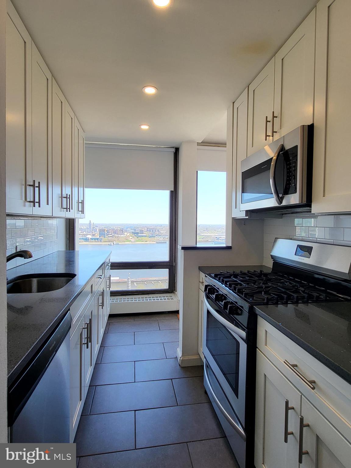 220 Locust Street, Unit 28DS Philadelphia, PA 19106 - Photo 8 of 18