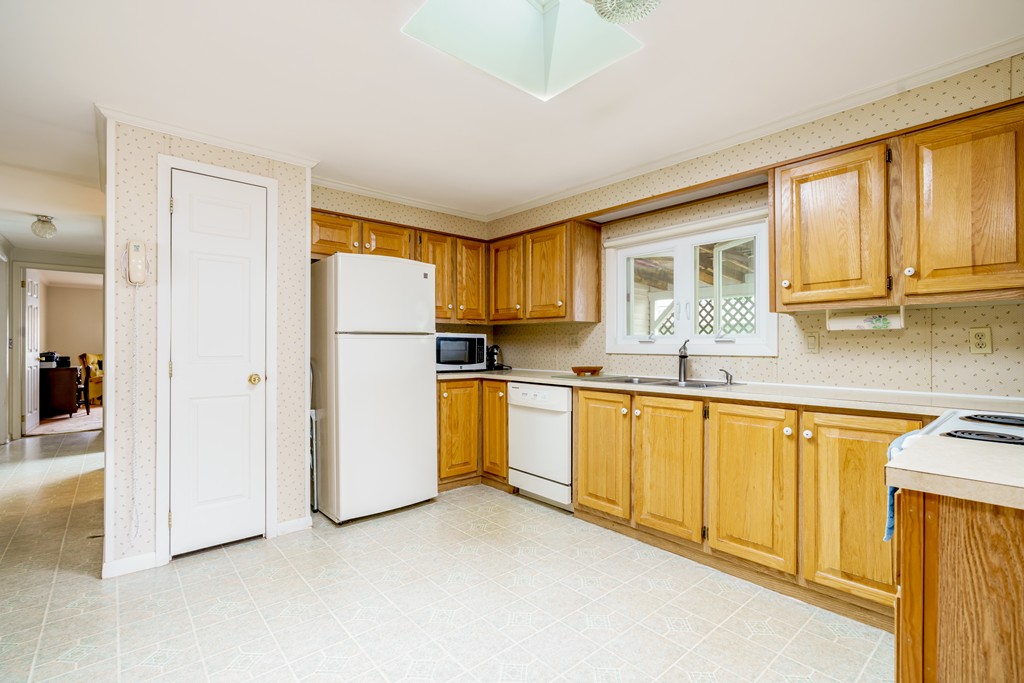 53 Castle Road Attleboro, MA 02703 - Photo 4 of 21 Gallery Image 4