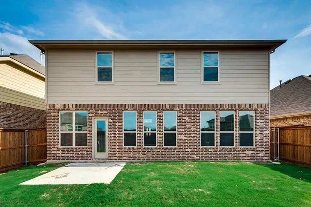 a view of front of a house with a yard
