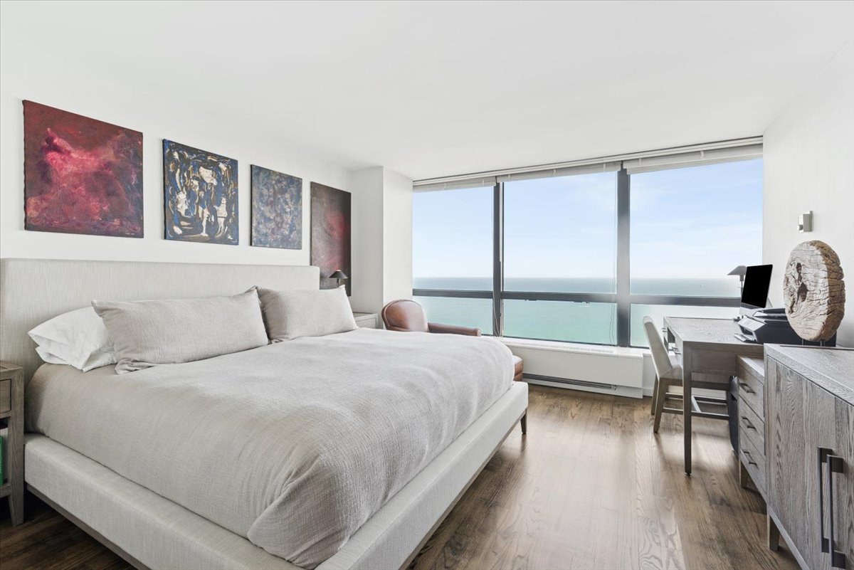 5415 North Sheridan Road, Unit 4805 Chicago, IL 60640 - Photo 11 of 30 a bedroom with a large bed and a large window