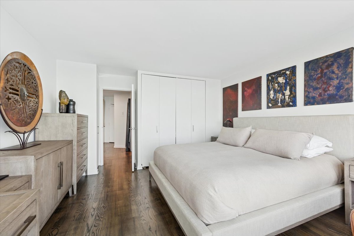 5415 North Sheridan Road, Unit 4805 Chicago, IL 60640 - Photo 12 of 30 a bedroom with a bed and a dresser in it