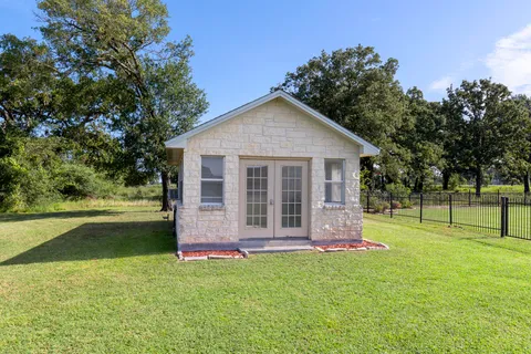 a view of a house with backyard and garden