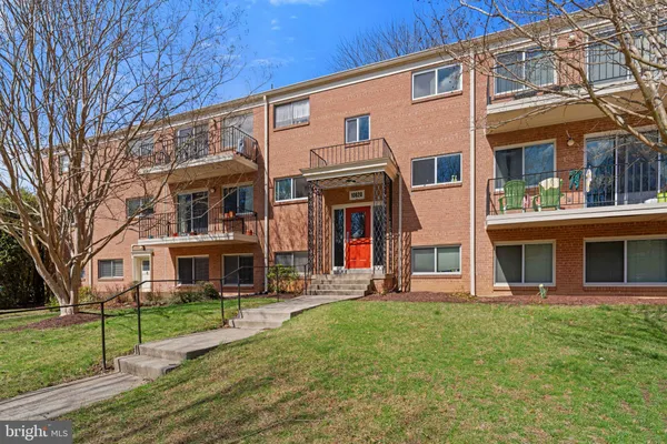 $2,450 | 10620 Weymouth Street, Unit 1, Bethesda, MD 20814