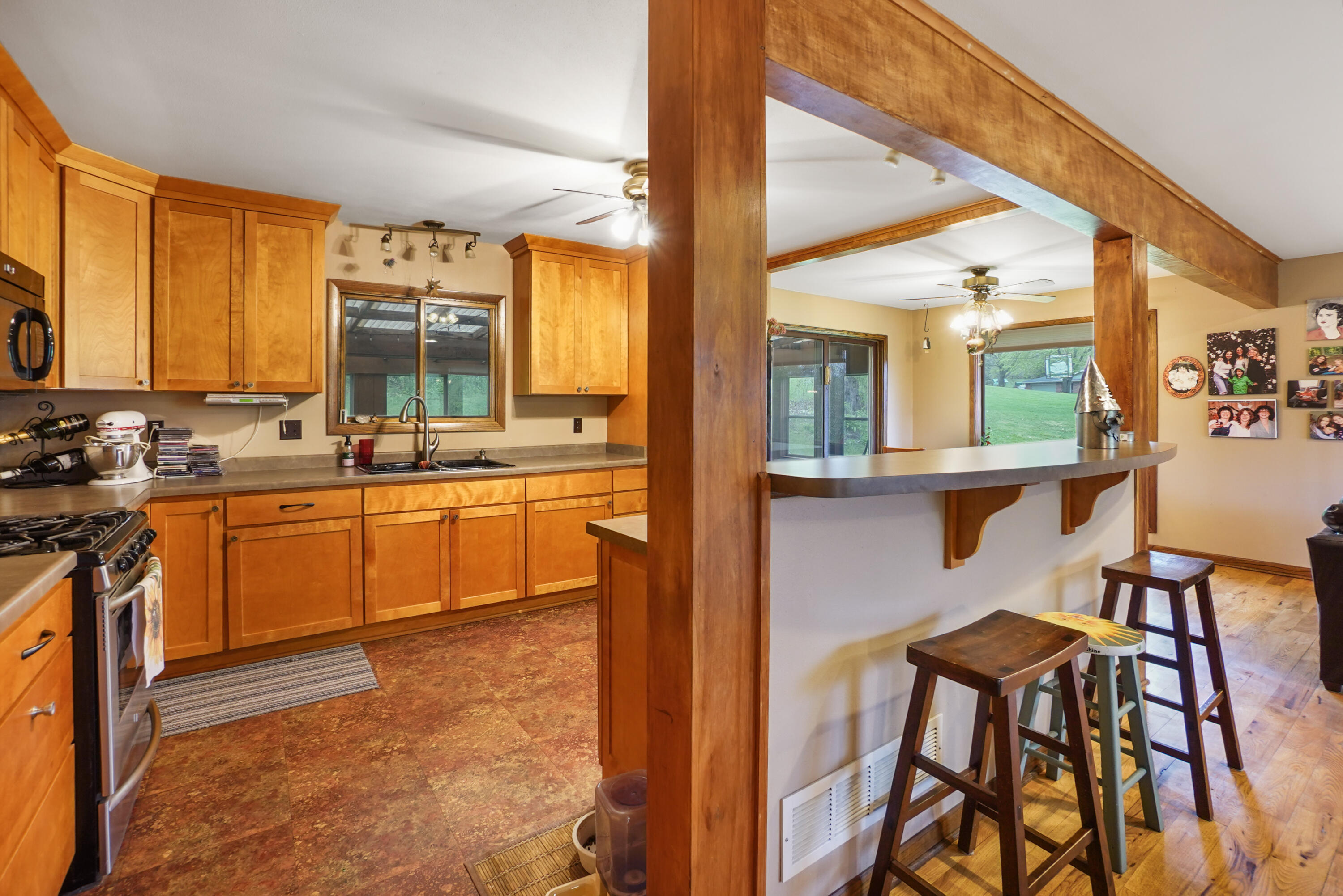 W293S3017 Ancestral Drive Genesee, WI 53188 - Photo 11 of 29 Kitchen