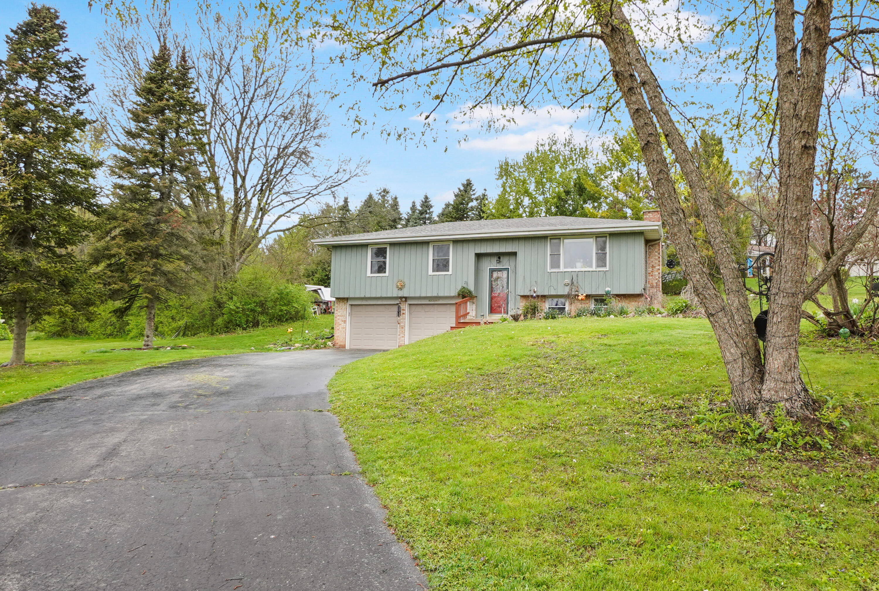 W293S3017 Ancestral Drive Genesee, WI 53188 - Photo 2 of 29 Front View