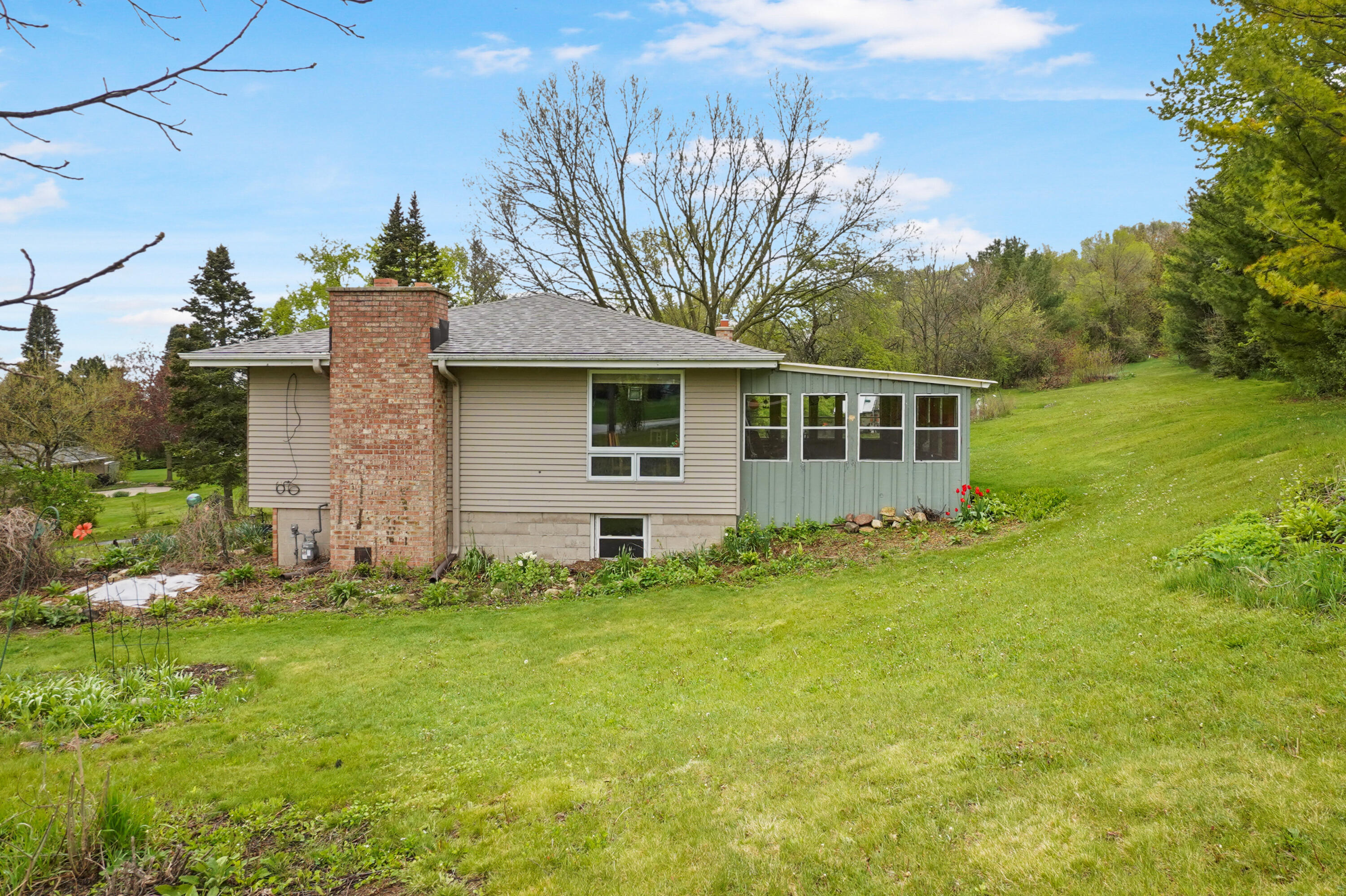 W293S3017 Ancestral Drive Genesee, WI 53188 - Photo 25 of 29 Side View