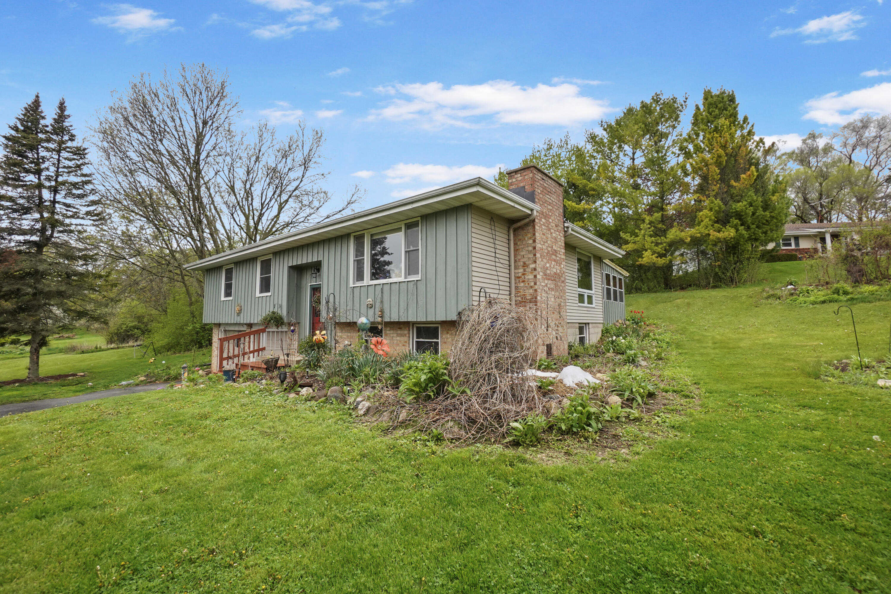 W293S3017 Ancestral Drive Genesee, WI 53188 - Photo 26 of 29 Side View