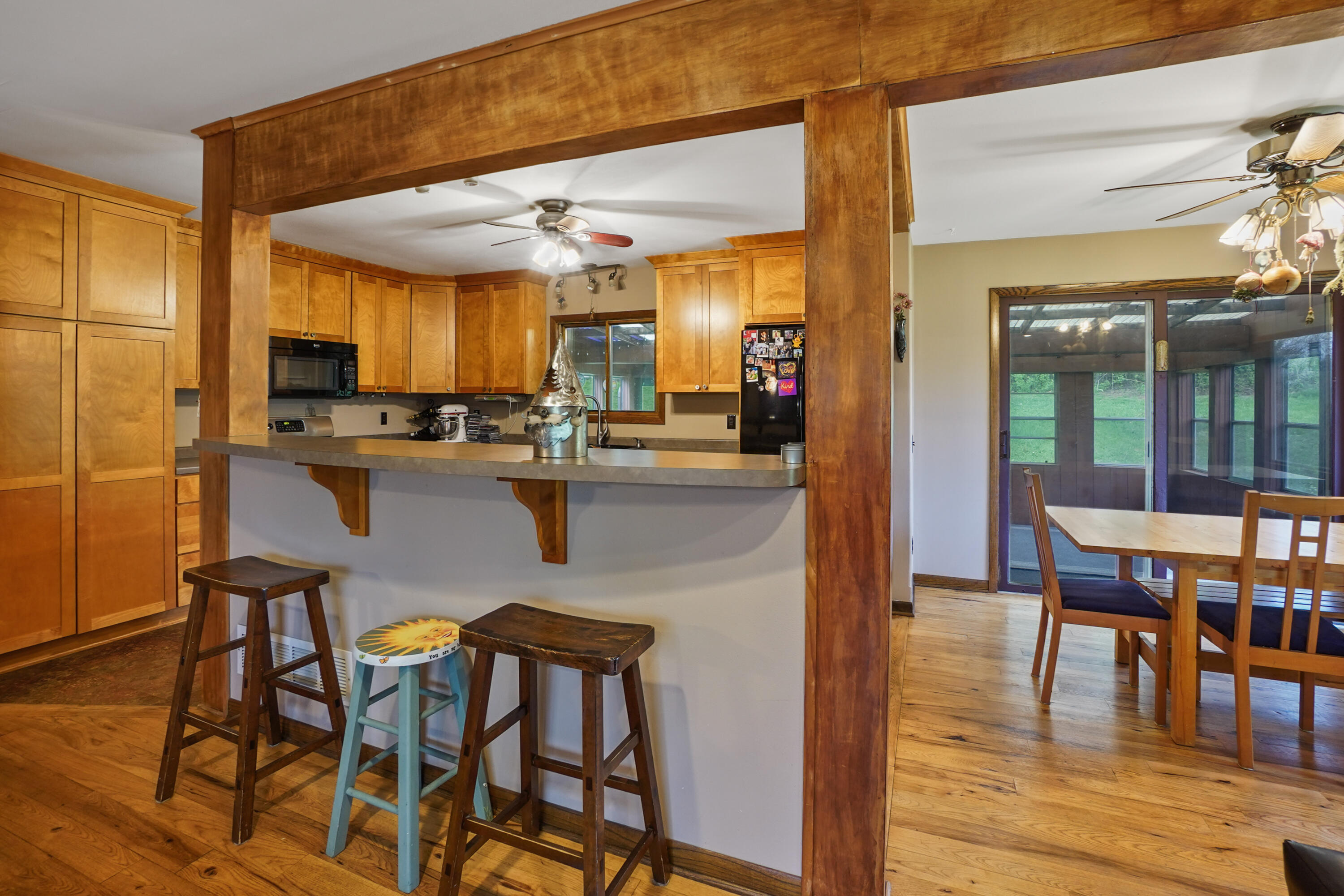 W293S3017 Ancestral Drive Genesee, WI 53188 - Photo 8 of 29 Kitchen