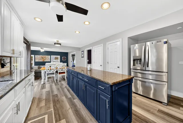 $799,000 | 1404 Amy Lane, Libertyville, IL 60048