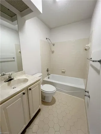 $1,795 | 210 South Lindell Road, Unit E, Greensboro, NC 27403