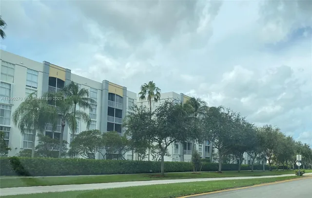 $580,000 | 9725 Northwest 52nd Street, Unit 522, Doral, FL 33178