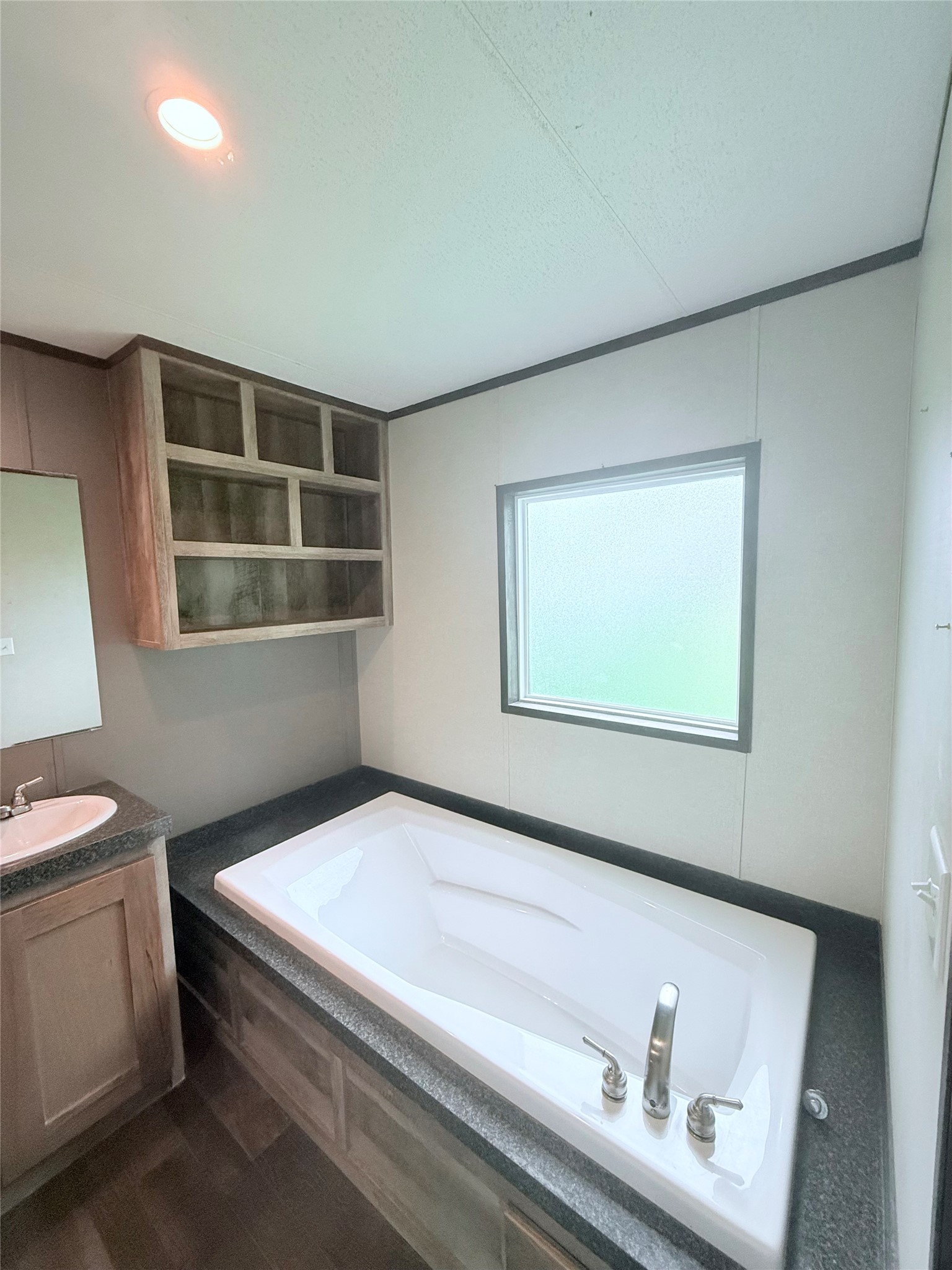 106 North 3rd Street Highlands, TX 77562 - Photo 5 of 13 Primary bath Garden tub