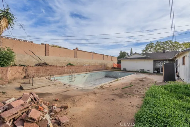 a view of a backyard of the house