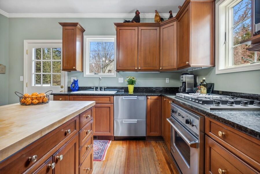 8881 West East Road Lakeside, MI 49116 - Photo 7 of 24 05_8881EastRd_177003_Kitchen_LowRes