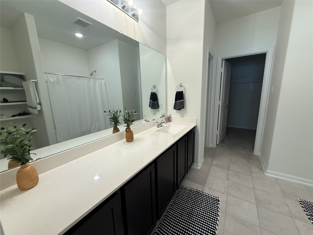 527 Baobab Way Crosby, TX 77532 - Photo 19 of 50 a bathroom with a sink a tub and a mirror