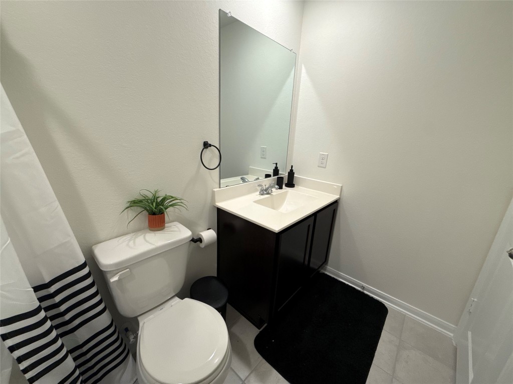 527 Baobab Way Crosby, TX 77532 - Photo 39 of 50 a bathroom with a toilet a sink and a mirror