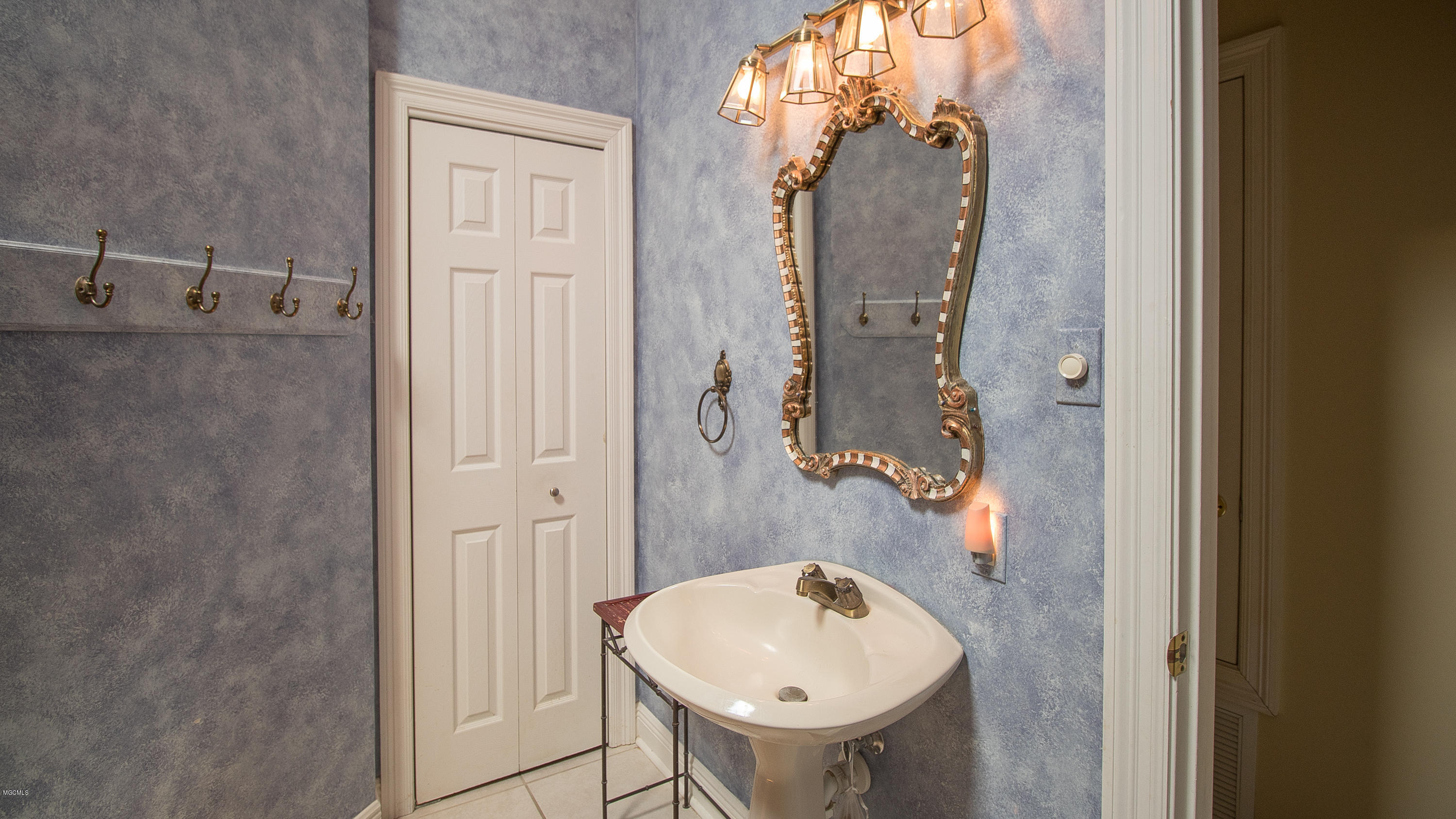 2572 Rue Palafox Biloxi, MS 39531 - Photo 15 of 26 2572 Rue Palafox-113