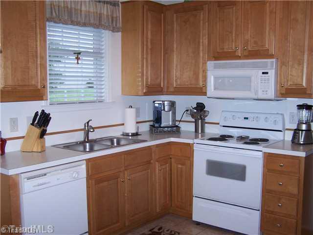 3621 Shadow Ridge Drive High Point, NC 27265 - Photo 4 of 14 Kitchen.