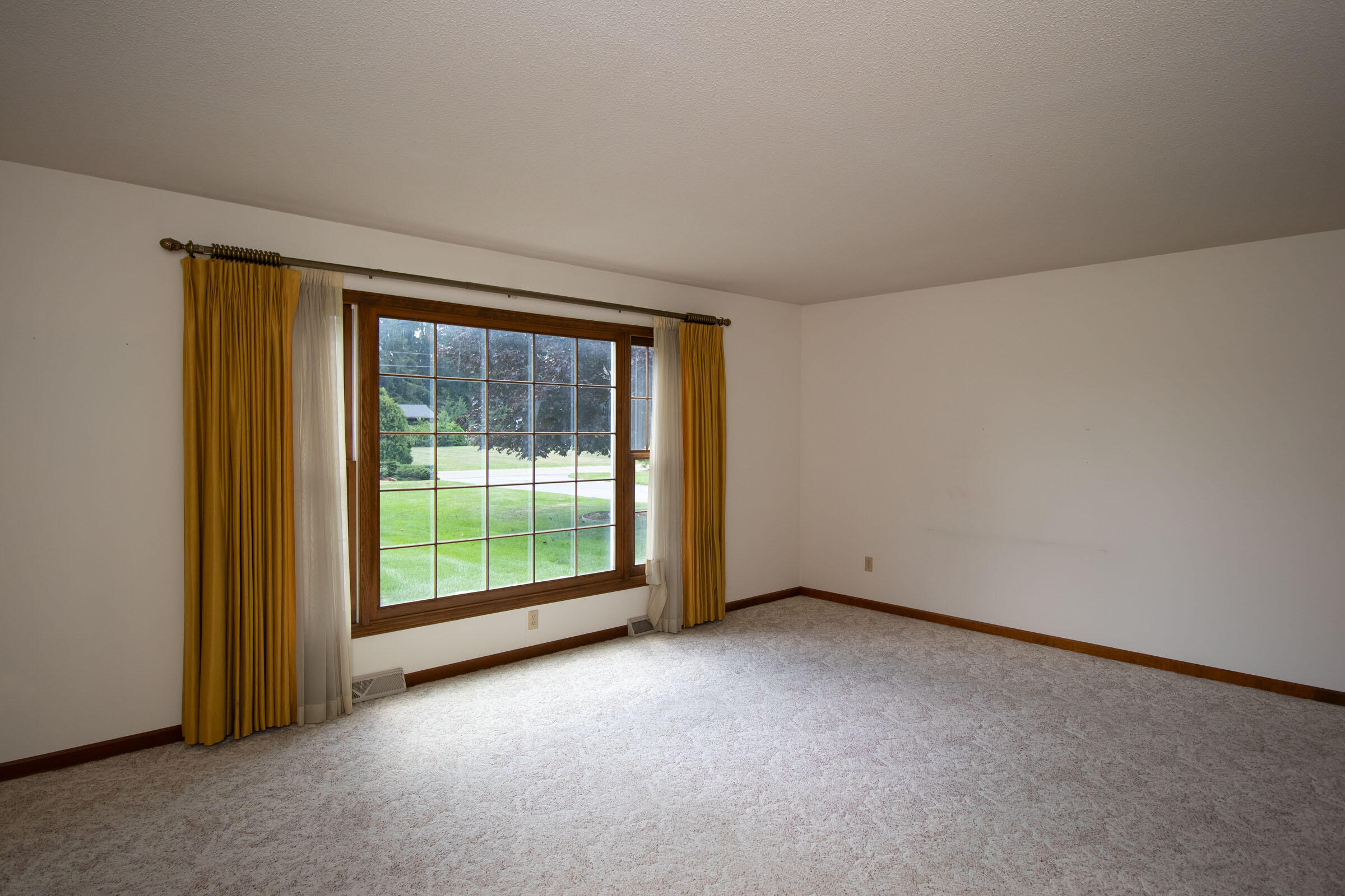 154 Jennings Road Battle Creek, MI 49015 - Photo 7 of 30 Living Room - View 2