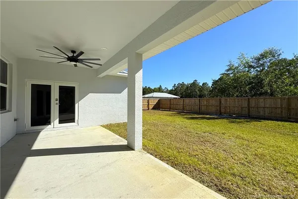 a view of a house with backyard and garden