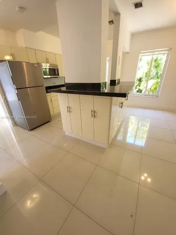 $4,750 | 7707 Hawthorne Avenue, Miami Beach, FL 33141