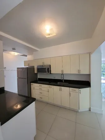 $4,500 | 7707 Hawthorne Avenue, Miami Beach, FL 33141